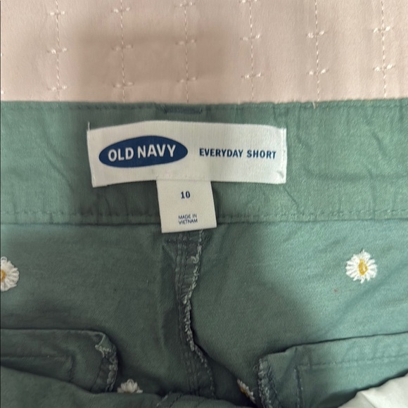 Old Navy Green Floral Everyday Shorts - Picture 4 of 4